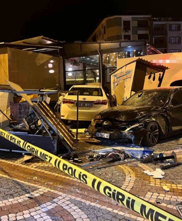 Tekirdağ’da faciadan dönüldü: Kontrolden çıkan otomobil otobüs durağına çarptı