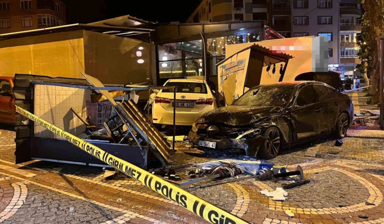 Tekirdağ’da faciadan dönüldü: Kontrolden çıkan otomobil otobüs durağına çarptı