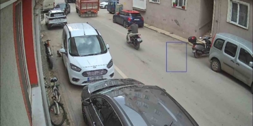 Edirne’de aynı sokakta yarım saat arayla iki kaza kameralara yansıdı