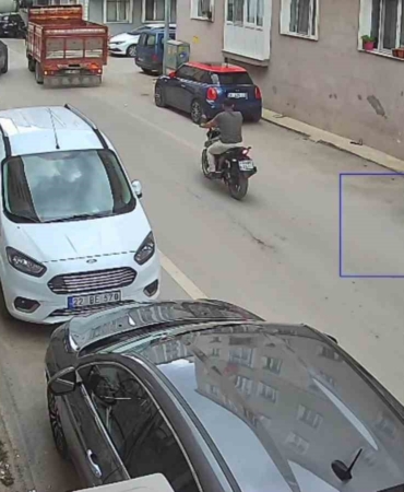Edirne’de aynı sokakta yarım saat arayla iki kaza kameralara yansıdı