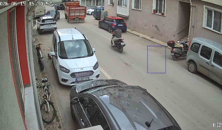 Edirne’de aynı sokakta yarım saat arayla iki kaza kameralara yansıdı