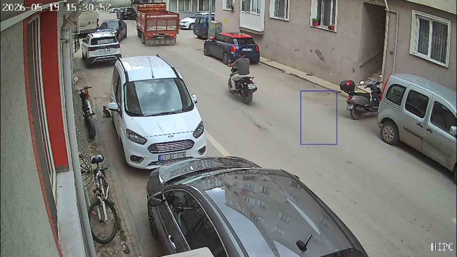 Edirne’de aynı sokakta yarım saat arayla iki kaza kameralara yansıdı