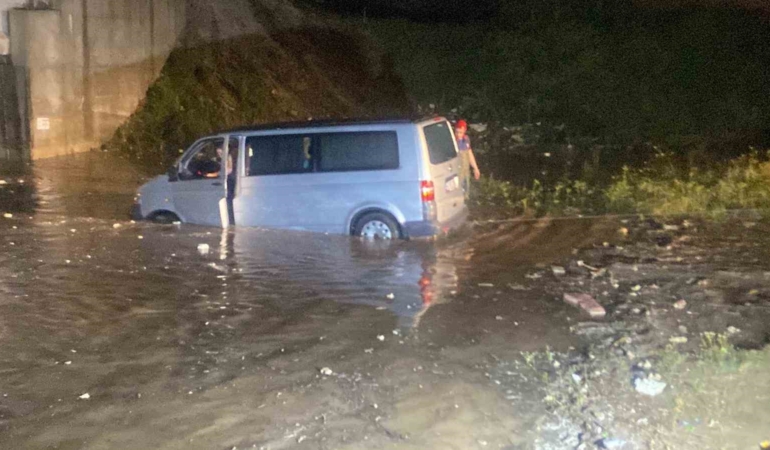 Suya gömülen araçta anne ve oğlu mahsur kaldı, ekipler seferber oldu