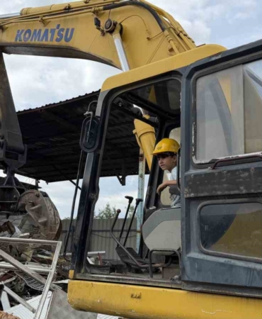 Henüz 6 yaşında ama oyuncak oynar gibi iş makinesi kullanıyor