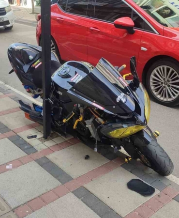 Keşan’da araç kapısı ile kaldırım arasında sıkışan motosikletin sürücüsü yaralandı