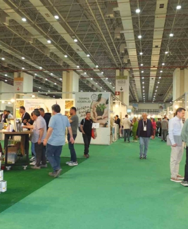 Burhaniyeli zeytinciler İzmir’de Olivtech fuarı açılışına katıldı