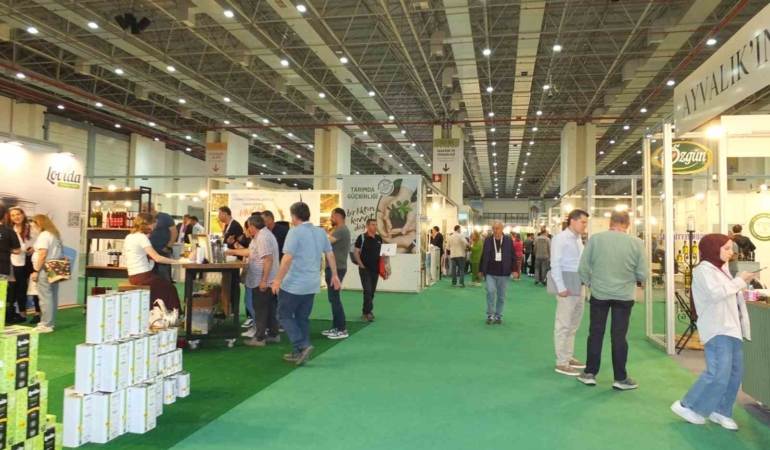 Burhaniyeli zeytinciler İzmir’de Olivtech fuarı açılışına katıldı