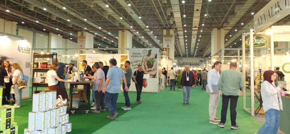 Burhaniyeli zeytinciler İzmir’de Olivtech fuarı açılışına katıldı