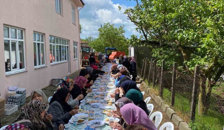 Karesi’de geleneksel hayır yemeğine 2 bin kişi katıldı