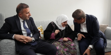 AK Parti İstanbul milletvekilleri Anneler Günü dolayısıyla sahadaydı