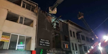 Bayrampaşa’da 5 katlı iş yerinin 3 katı alevlere teslim oldu
