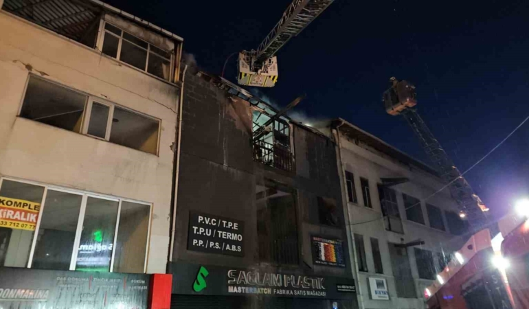 Bayrampaşa’da 5 katlı iş yerinin 3 katı alevlere teslim oldu