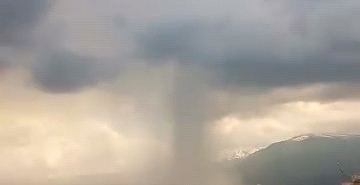 İnegöl’de sağanak etkili oldu, yollar göle döndü
