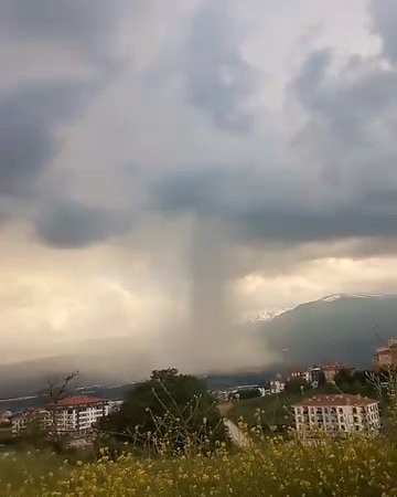 İnegöl’de sağanak etkili oldu, yollar göle döndü