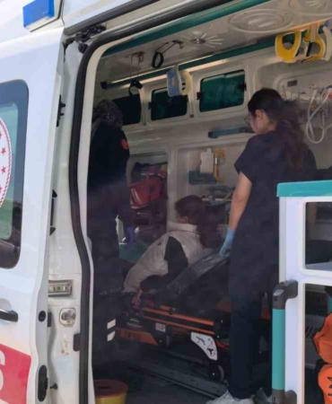 Baba ve kızı motosiklet kazasında yaralandı