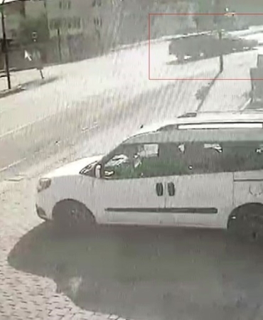 Kavşakta kırmızı ışık kazası kamerada