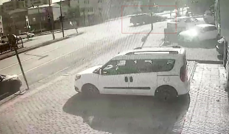 Kavşakta kırmızı ışık kazası kamerada