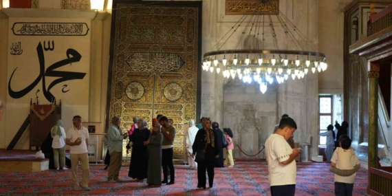 Bayramda Edirne’ye akın ettiler: Kabe taşı ve örtüsü yoğun ilgi gördü