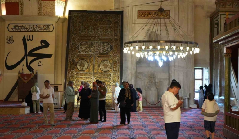 Bayramda Edirne’ye akın ettiler: Kabe taşı ve örtüsü yoğun ilgi gördü