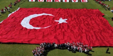 Stadyumda dev Türk bayrağı açıldı