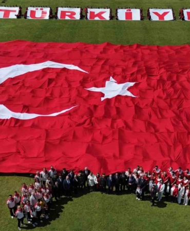 Stadyumda dev Türk bayrağı açıldı