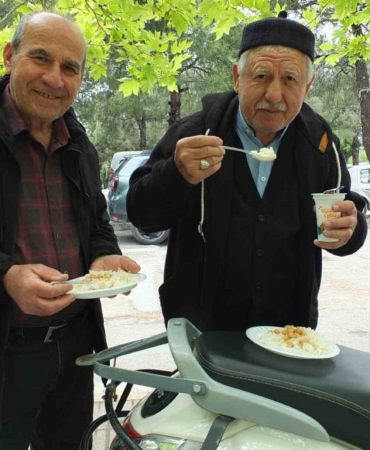 Burhaniye’de pilav hayırları devam ediyor
