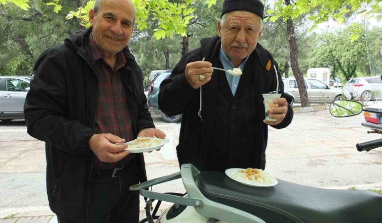Burhaniye’de pilav hayırları devam ediyor