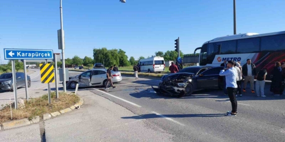 Sakarya’da zincirleme kaza: 3’ü çocuk 5 yaralı