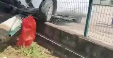 Kontrolden çıkan otomobil okul duvarına girdi