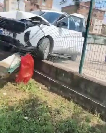 Kontrolden çıkan otomobil okul duvarına girdi