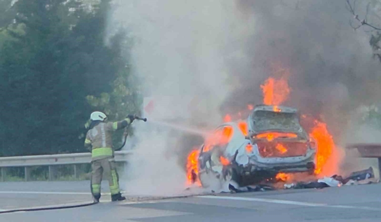 Esenyurt’ta seyir halindeki otomobil alev alev yandı