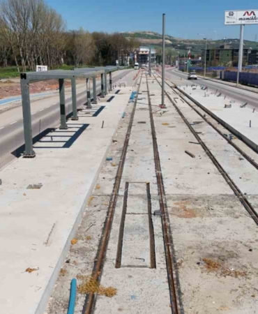 İzmit ve Kartepe’yi birbirine bağlayan tramvay hattında raylar birleştirildi