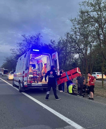 Kaza sonrası trafik güvenliğini sağlayan polise otomobil çarptı