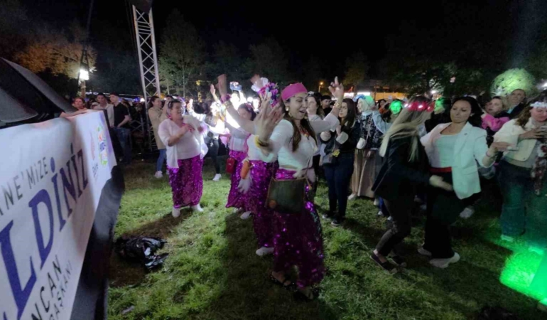 Kakava’da şarkıcı Mengüç sahne aldı, Sarayiçi’nde coşku zirveye ulaştı