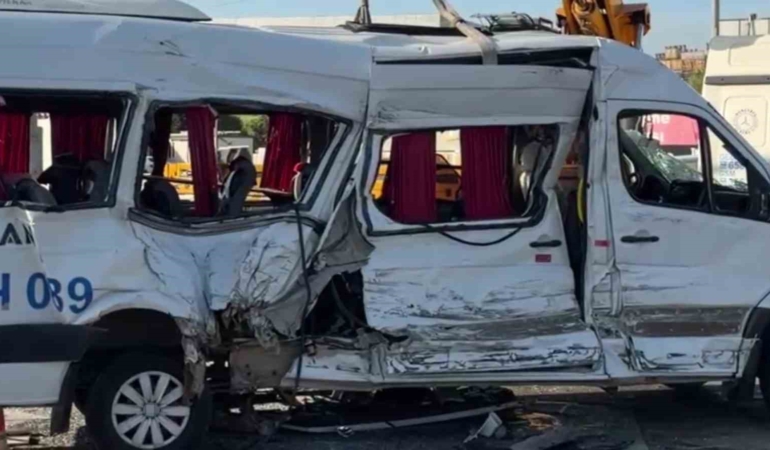 Kocaeli’de tır ile çarpışan servis aracındaki 8 yaralıdan 1’i hayatını kaybetti