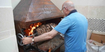 Anneler gününde 100 kilo çağ kebabı ikram ettiler