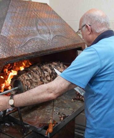 Anneler gününde 100 kilo çağ kebabı ikram ettiler