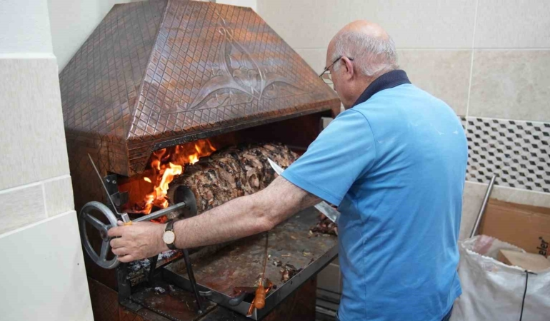 Anneler gününde 100 kilo çağ kebabı ikram ettiler