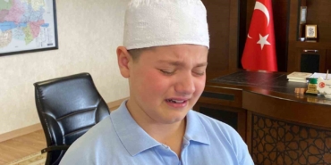 Birlikte hafız olduğu annesine gözyaşlarıyla teşekkür etti
