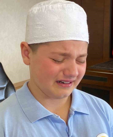 Birlikte hafız olduğu annesine gözyaşlarıyla teşekkür etti