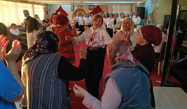 Huzurevi sakinlerini duygulandıran konser