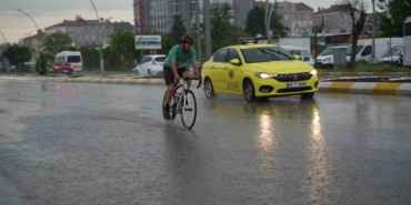 Edirne’de sağanak yağış etkili oldu, sürücüler zor anlar yaşadı