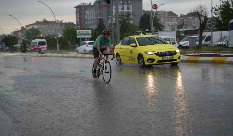 Edirne’de sağanak yağış etkili oldu, sürücüler zor anlar yaşadı