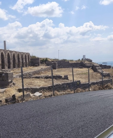 Çanakkale’de Assos Antik Liman Yolu’nda sıcak asfalt dökme çalışmaları başladı