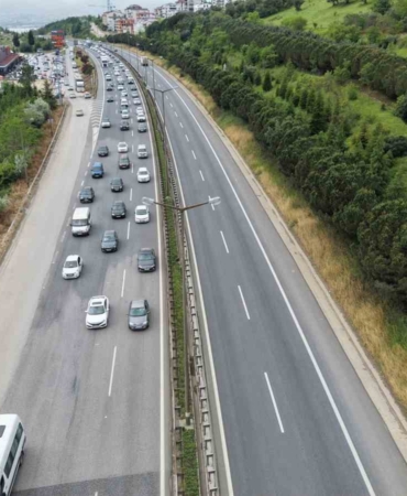 Tatilin ikinci gününde TEM’de trafik yoğun akıcı ilerliyor