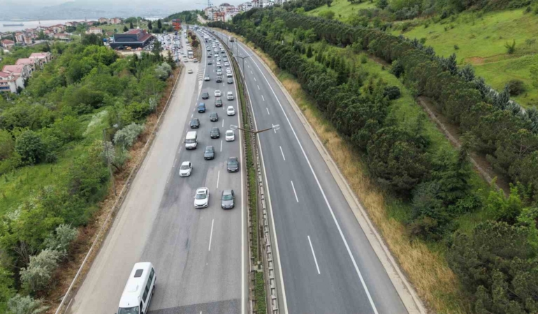 Tatilin ikinci gününde TEM’de trafik yoğun akıcı ilerliyor