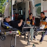 Üzerine iş makinesi devrilen işçi yaralandı