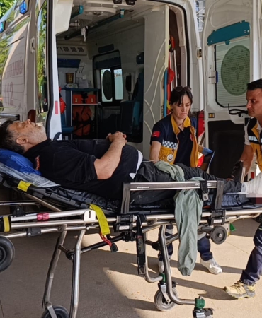 Üzerine iş makinesi devrilen işçi yaralandı
