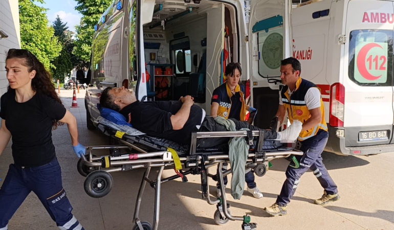 Üzerine iş makinesi devrilen işçi yaralandı
