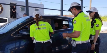 Tekirdağ’da bayram trafiğine sıkı denetim: Trafik ekiplerinden çikolata ve kolonya ikramı